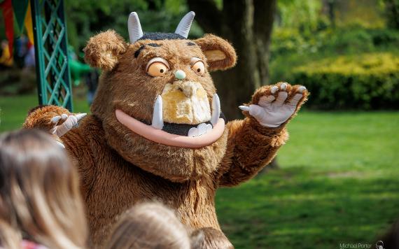 Gruffalo entertainer during 2022 Egg Rolling event.