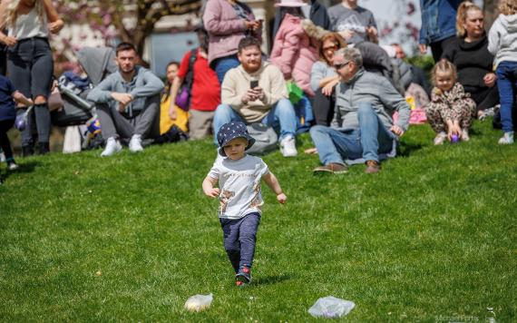 Children chasing their Easter Eggs down Avenham Park hill.