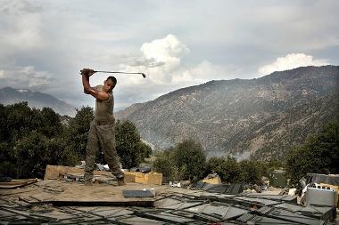 Tim Hetherington photography - man swinging golf club