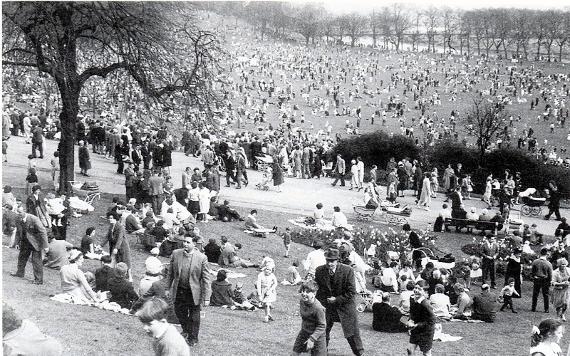 Crowds on Avenham Park during 1956 Easter Egg Rolling.