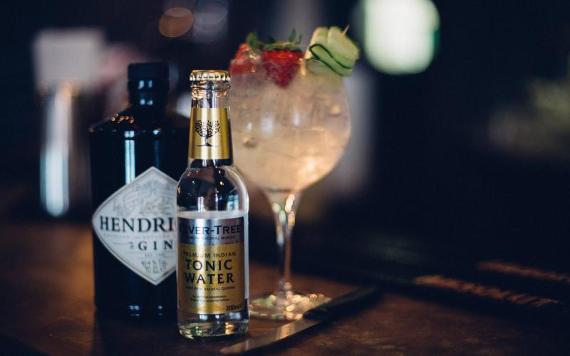 Cocktail and bottle of gin on Forum bar.