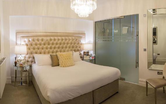 luxury Winckley Square Hotel double room with shower.