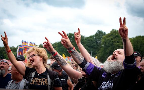 Crowds dancing during Rockprest performance on Moor Park.